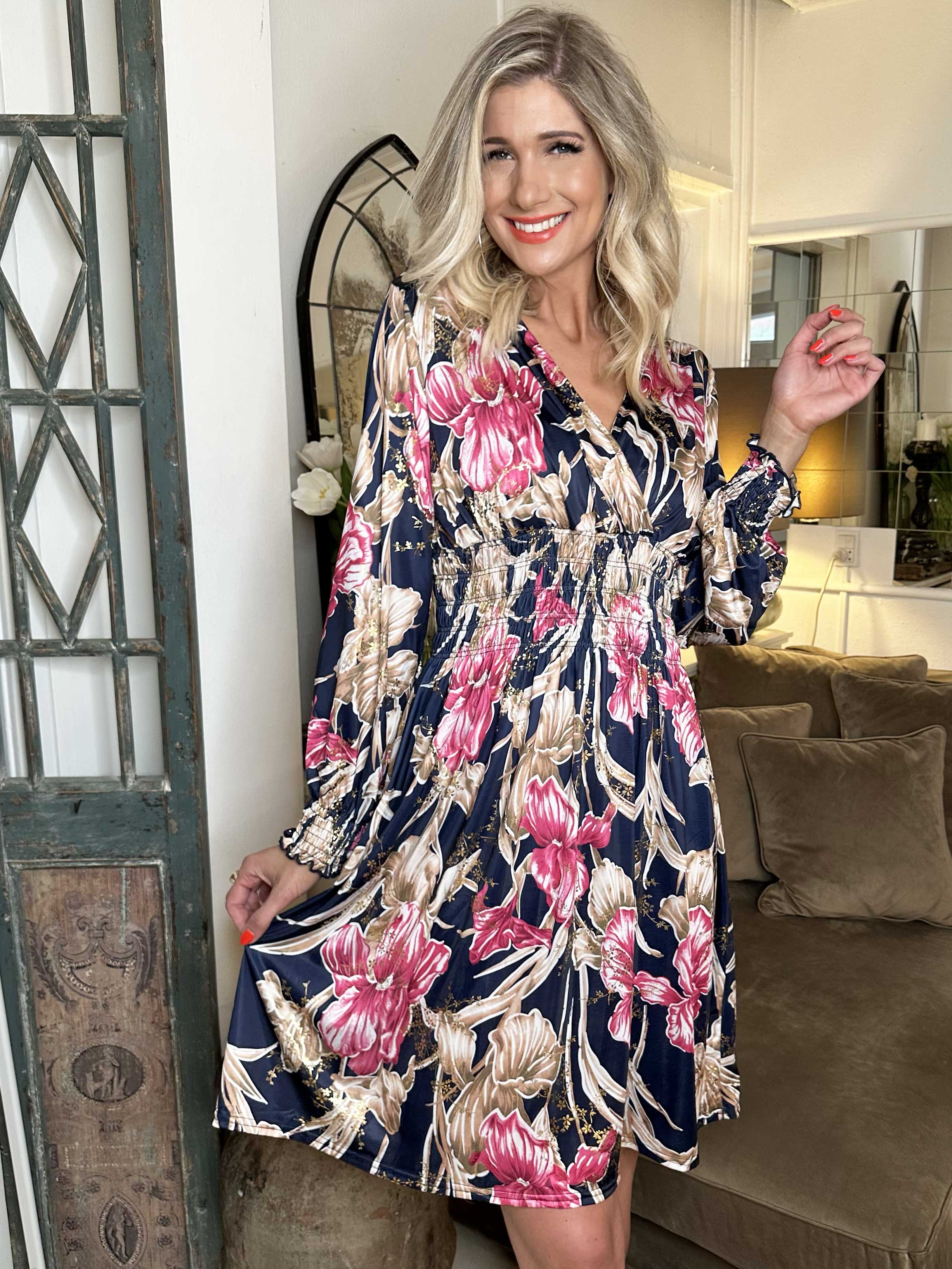 Pams Flower Short L/S - Mönstrad klänning med resår i skrynkelfritt tyg